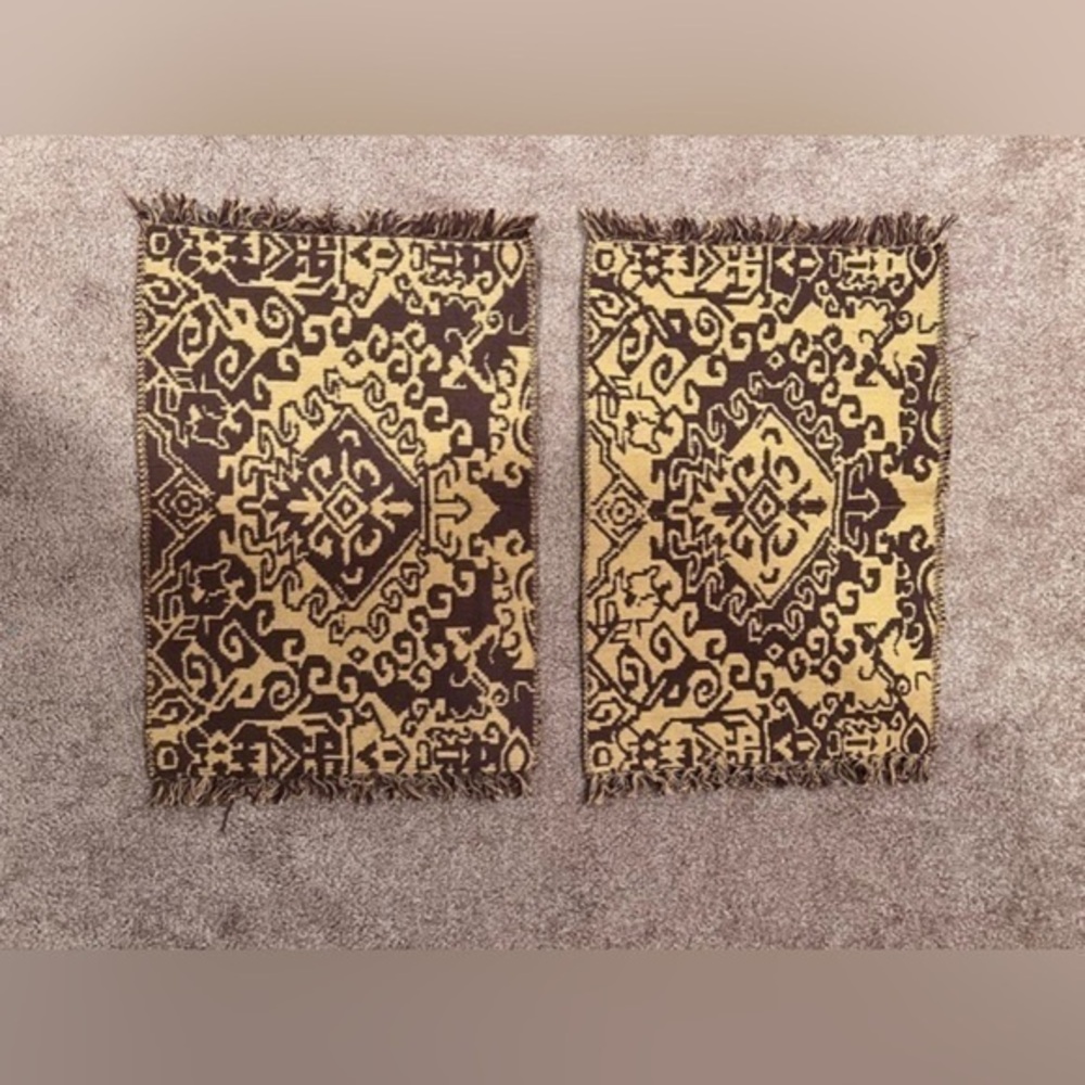 2 decorated placemats brown and‎ tan